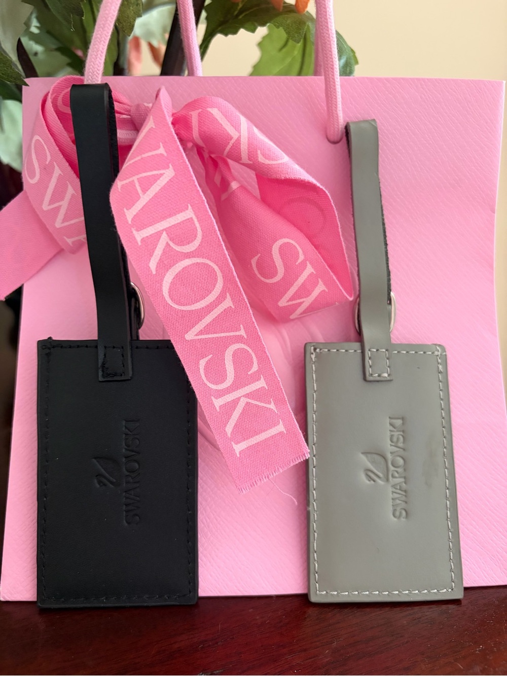 New Swarovski 3 piece bundle 2 luggage tags and gift bag - Picture 5 of 6